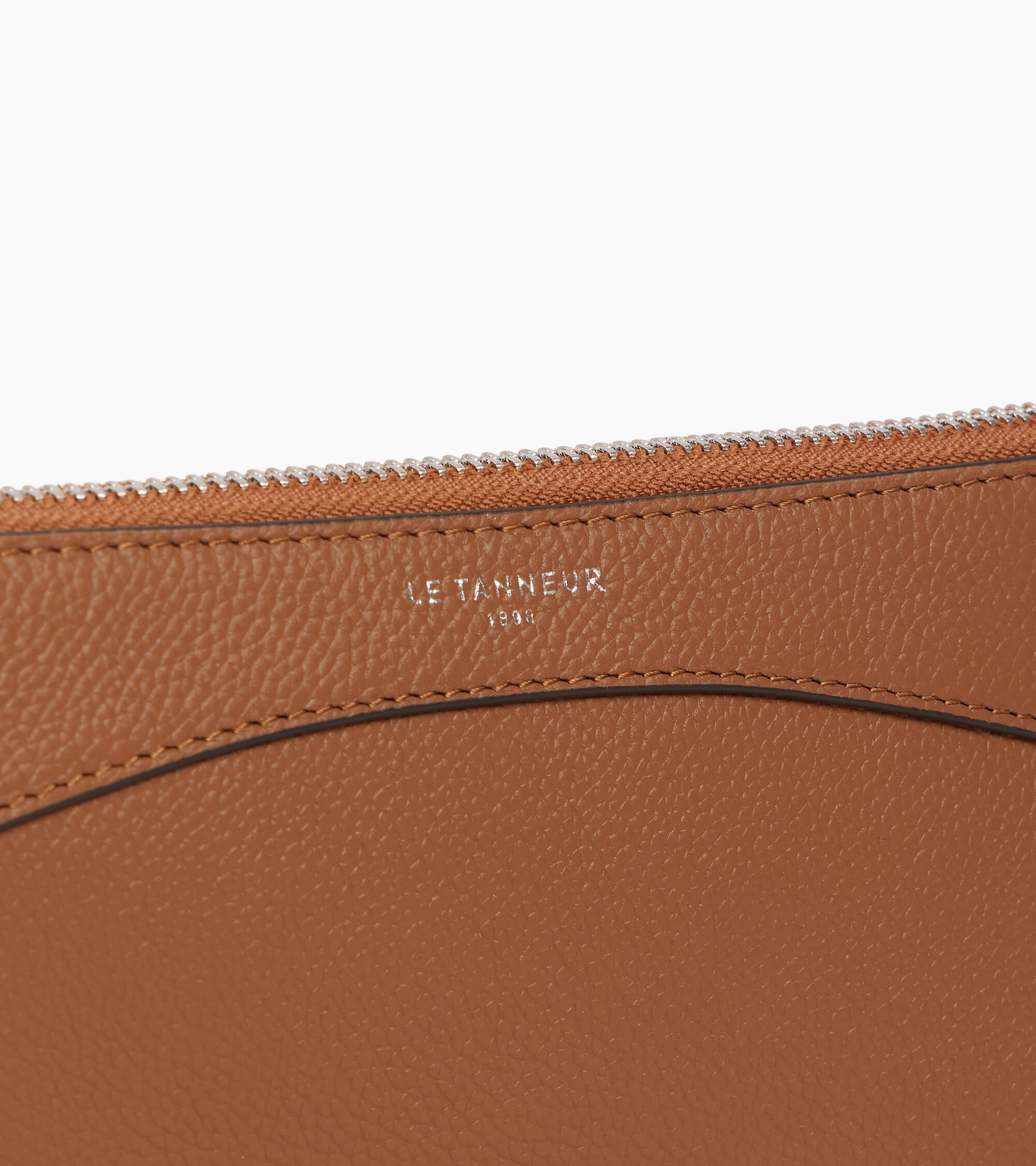 Zipped pouch in grained leather