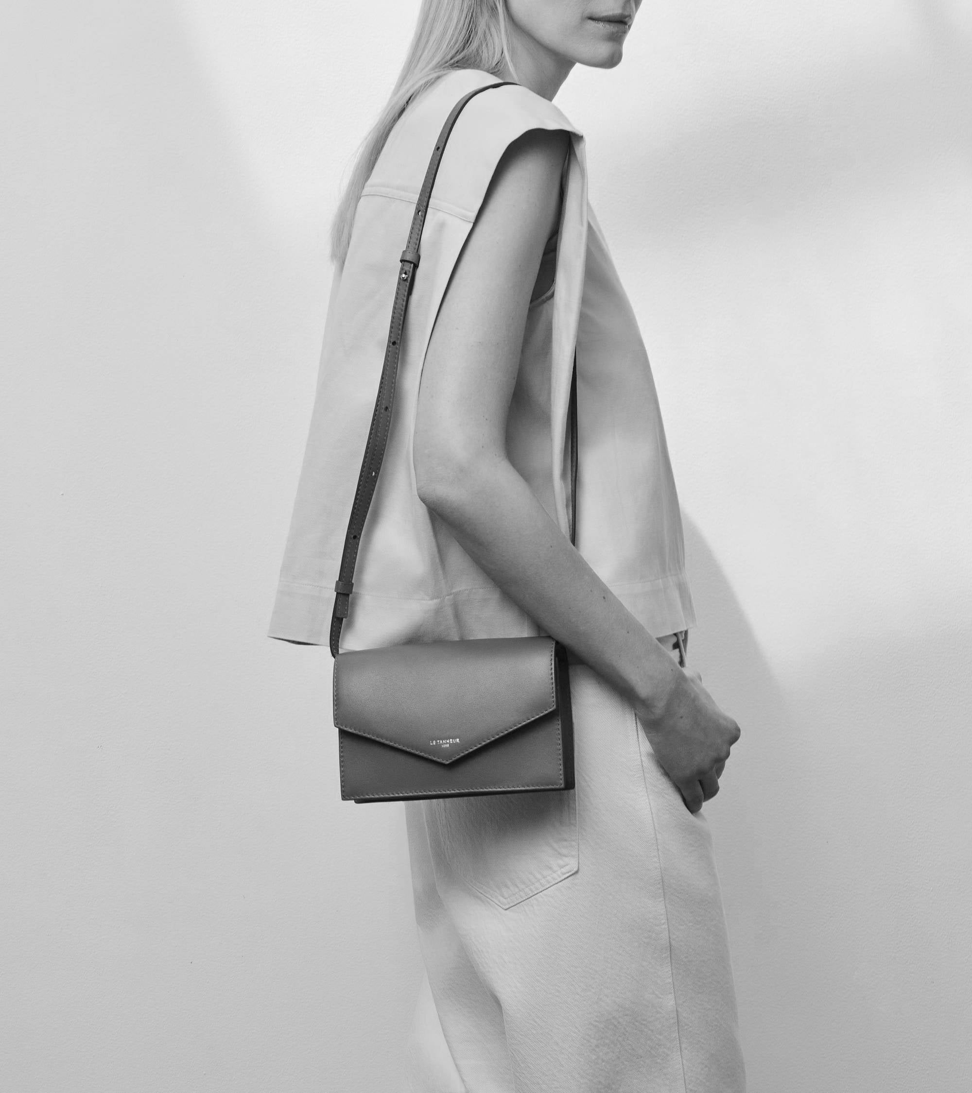 Sac pochette avec bandoulière en cuir lisse
