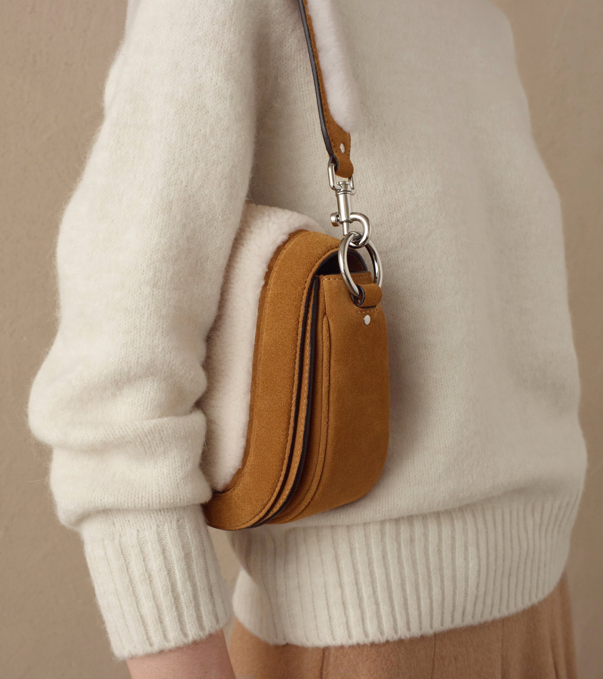 Sac bandoulière moyen modèle Ella en cuir suède et peau lainée